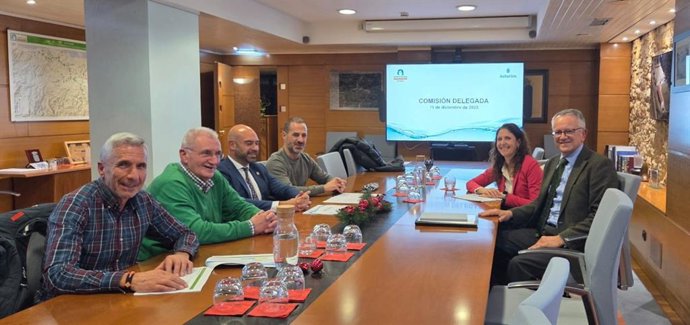 La comisión delegada del Consorcio de Aguas de Asturias (Cadasa), presidida por la directora general del Agua, Vanesa Mateo.