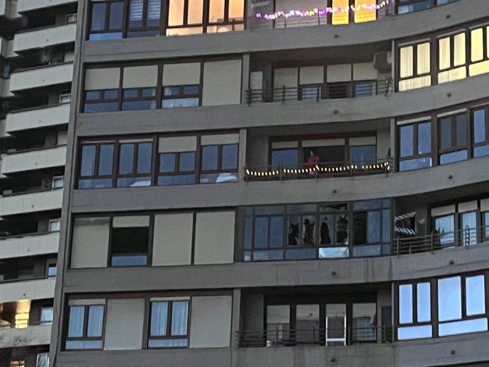 Varios vecinos reciben asistencia sanitaria tras el incendio en el edificio de Leonardo Torres Quevedo