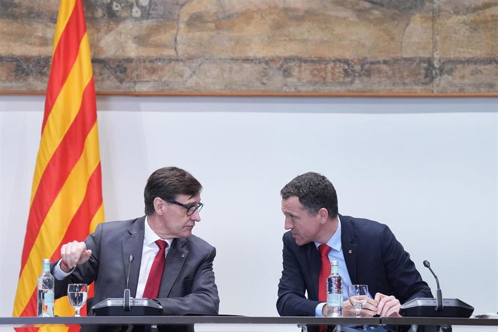El presidente de la Generalitat, Salvador Illa (i), y el conseller de Agricultura, scar Ordeig (d), en una reunión con el sector porcino, en el Palau de la Generalitat, a 9 de diciembre de 2025