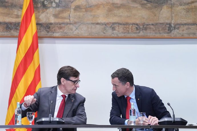El presidente de la Generalitat, Salvador Illa (i), y el conseller de Agricultura, Òscar Ordeig (d), a su llegada a una reunión con el sector porcino, en el Palau de la Generalitat, a 9 de diciembre de 2025, en Barcelona, Catalunya (España). Hace más de d