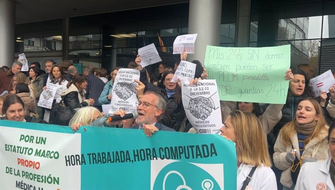 Concentración de protesta de los médicos este jueves frente al Departamento de Sanidad del Gobierno de Aragón.