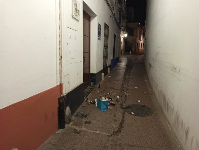 Basura en una calle del Casco Histórico de Córdoba.