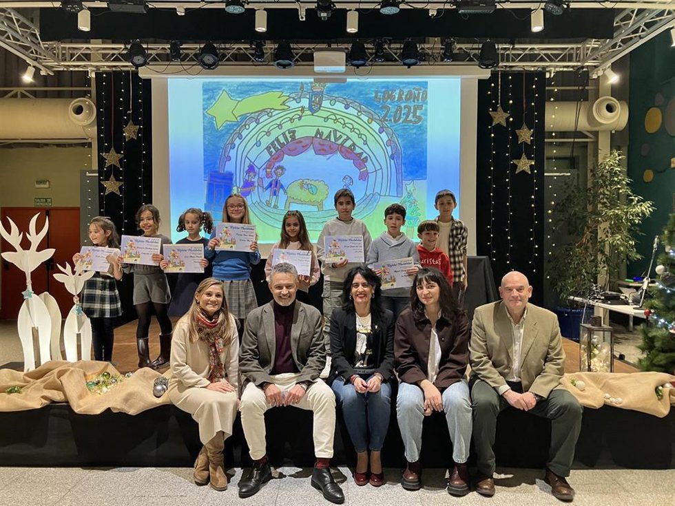 El alcalde de Logroño, Conrado Escobar, ha entregado esta tarde el primer premio del 39. Concurso de Tarjetas Navideñas a Lucía Moreno