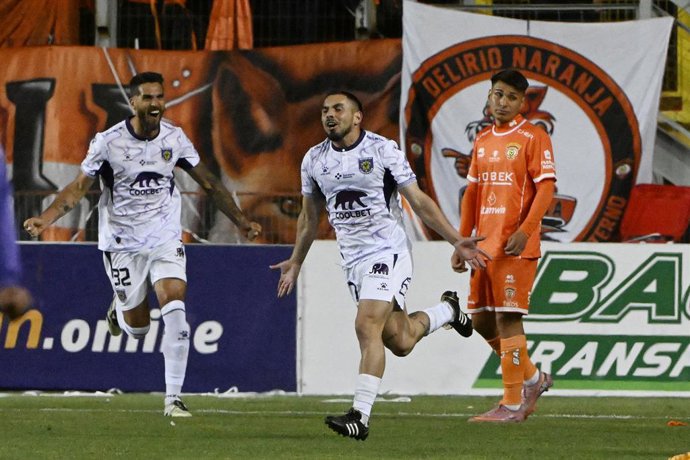Futbol, Cobreloa vs Deportes Concepcion Liguilla de asceso 2025. El jugador de Deportes Concepcion Nelson Sepulveda celebra con sus compañeros su gol ante Cobreloa en el partido final Liguilla de Ascenso Caixun disputado en el estadio Zorro del Desierto