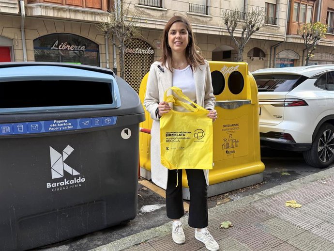 La concejala de Desarrollo Sostenible y Medio Natural del Ayuntamiento de Barakaldo, Alba Delgado, presenta la campaña 'Un movimiento imparable'.
