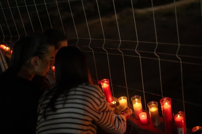 Archivo - Varias personas ponen velas y hacen una cadena humana para homenajear a las víctimas de la dana, en la Rambla del Poyo, a 26 de octubre de 2025, en Paiporta