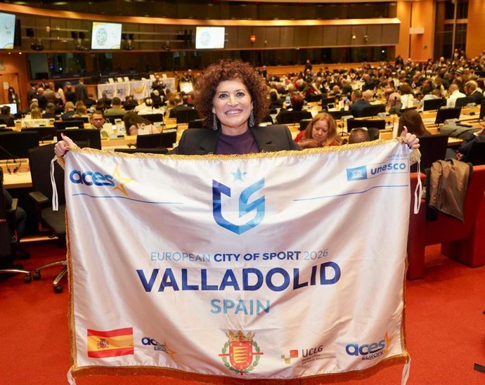 La concejal de Participación Ciudadana y Deportes del Ayuntamiento de Valladolid, Mayte Martínez, con la bandera que identifica a Valladolid como Ciudad Europea del Deporte.