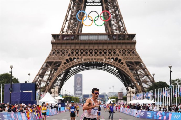 Archivo - Miguel Angel Lopez of Spain competes during Marathon Race Walk Relay Mixed of the Athletics on Trocadero during the Paris 2024 Olympics Games on August 7, 2024 in Paris, France.