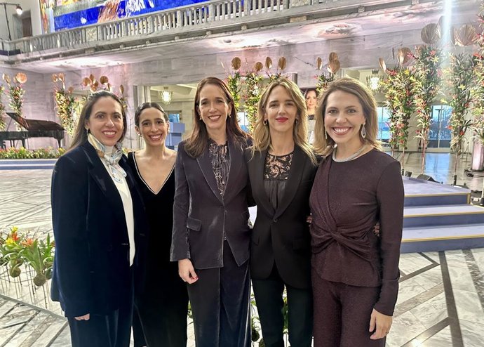 La portavoz adjunta del Grupo Popular, Cayetana Álvarez de Toledo, posa con las tres hermanas y la sobrina de María Corina Machado en Oslo (Noruega).