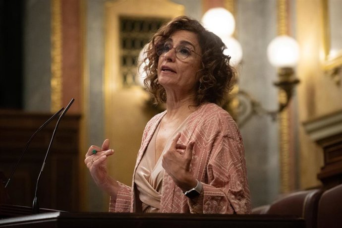 La vicepresidenta primera y ministra de Hacienda, María Jesús Montero, interviene durante una sesión plenaria en el Congreso, a 11 de diciembre de 2025, en Madrid (España). 