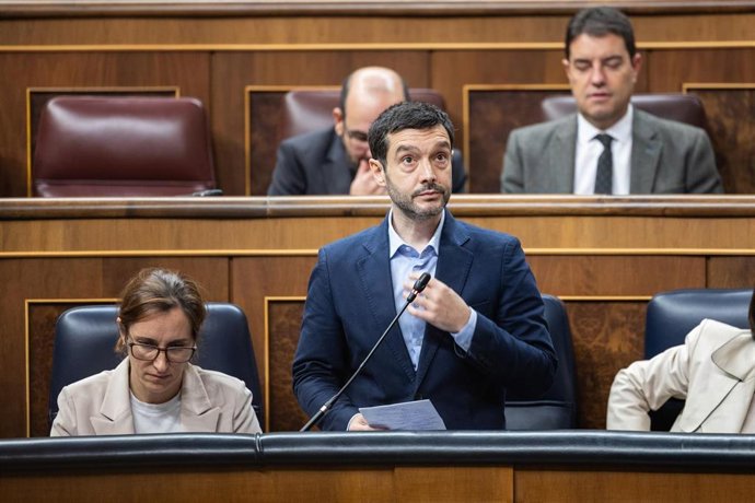 El ministro de Derechos Sociales, Consumo y Agenda 2030, Pablo Bustinduy, interviene durante una sesión de control al Gobierno, en el Congreso de los Diputados, a 10 de diciembre de 2025, en Madrid (España). El Gobierno se enfrenta una semana más a las pr