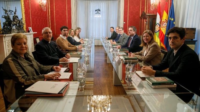 El presidente del Gobierno de La Rioja, Gonzalo Capellán, junto al consejero de Cultura, Turismo, Deporte y Juventud, José Luis Pérez Pastor, participa en la reunión del Patronato de la Fundación San Millán de la Cogolla
