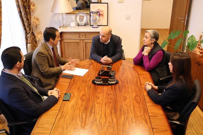 El consejero de Justicia, Administración Local y Función Pública, José Antonio Nieto, y el alcalde de Archidona, Manuel Almohalla, en una reunión sobre la sede judicial en la localidad.