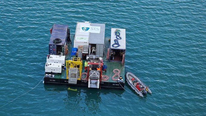 Un grupo de 6 buzos trabaja en los desagües de fondo de la presa de El Grado (Huesca)