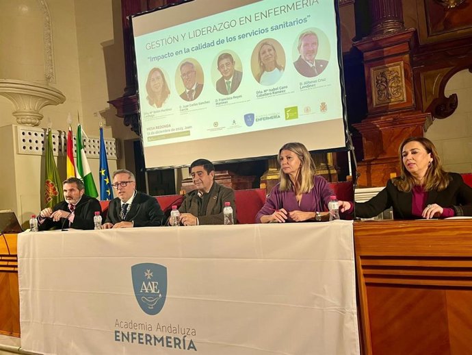 La mesa redonda titulada 'Gestión y liderazgo en enfermería: impacto de la calidad de los servicios sanitarios' organizada por la Academia Andaluza de Enfermería.