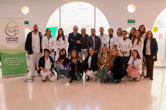 Hospital Regional de Málaga incorpora terapia asistida con perros para abordar trastornos de conducta alimenticia.