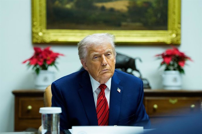 10 de dezembro de 2025, Washington, Distrito de Columbia, EUA: O presidente dos Estados Unidos, Donald J. Trump, faz comentários em uma mesa redonda com executivos de empresas de alta tecnologia na Sala Roosevelt da Casa Branca em Washington, DC, EUA, na 