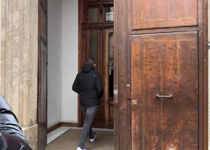 Uno de los agentes de la UCO accede al edificio donde se encuentra la sede central de Forestalia, donde este jueves se ha practicado un registro en el marco de la trama Leire.