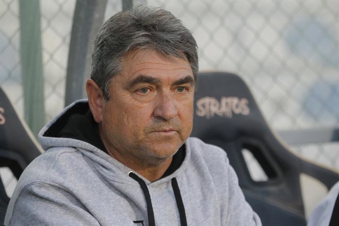 Futbol, Deportes Santa Cruz vs Rangers,  liguilla primera B 2024  El entrenador de Rangers Emiliano Astorga es fotografiado durante el partido de liguilla primera division B realizado en el estadio Joaquin Munoz Garcia de Santa Cruz,