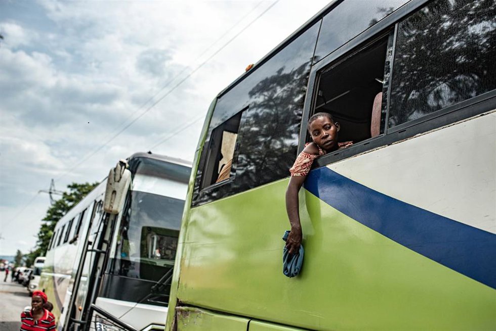 Una mujer desplazada de RDC en un autobús rumbo a un campamento de refugiados en la ciudad ruandesa de Bugarama
