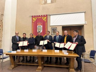 Las autoridades, durante la firma del convenio