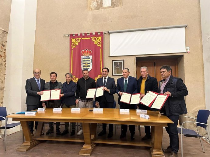 Las autoridades, durante la firma del convenio