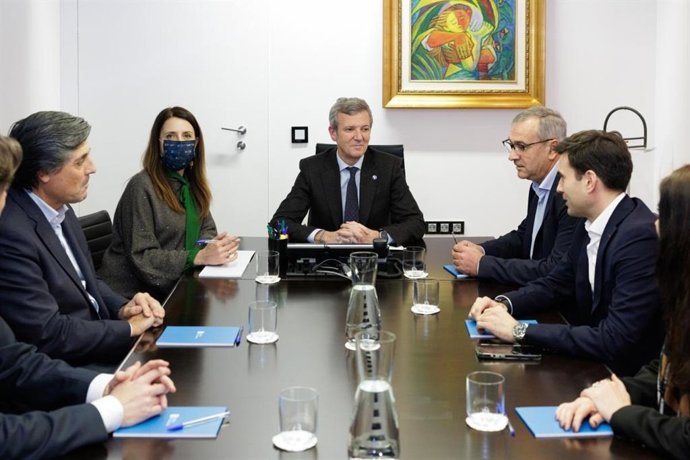 El presidente de la Xunta, Alfonso Rueda, y la conselleira de Medio Rural, María José Gómez, se reúnen con representantes de Clun y Leite Celta