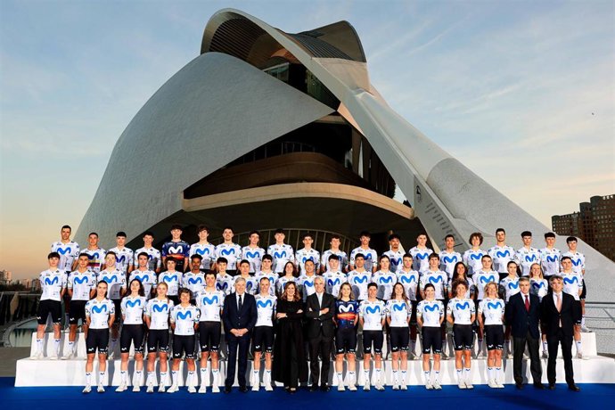 El Movistar Team presenta su proyecto para 2026 con "estética futurista" en su nuevo maillot.