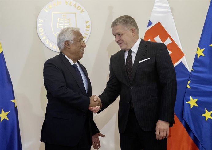 Archivo - 11 de setembro de 2025, Eslováquia, Bratislava: O primeiro-ministro da Eslováquia, Robert Fico, aperta a mão do presidente do Conselho Europeu, Antonio Costa, durante uma recepção no Gabinete do Governo em Bratislava. Foto: Martin Baumann/TASR/d