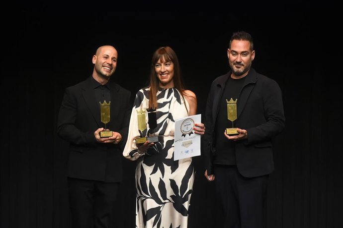 La directora general de Turismo de la Diputación foral de Bizkaia, Leire Sáez, recibe junto a 'Dos Truchas con Pasaporte' (Andoni Sánchez y Endika Amelibia) el Premio Platino y tres primeros premios nacionales en los galardones a la Excelencia Turística
