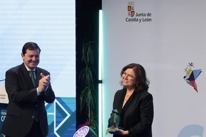 El presidente de la Junta, Alfonso Fernández Mañueco, junto a la periodista zamorana Lucía Méndez Prada