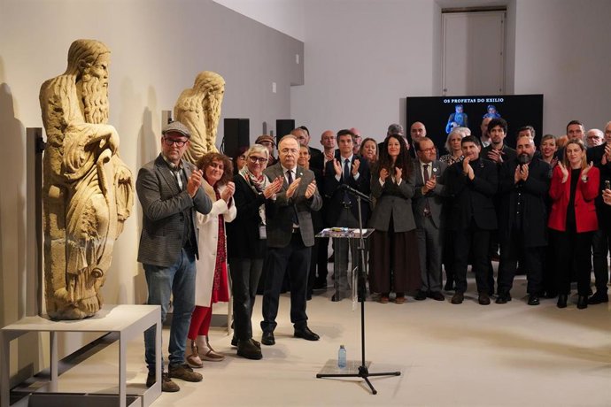 Varias persoas durante o acto de recepción das estatuas de Mestre Mateo no Museo do Pobo Galego, a 11 de decembro de 2025, en Santiago de Compostela, A Coruña, Galicia (España).