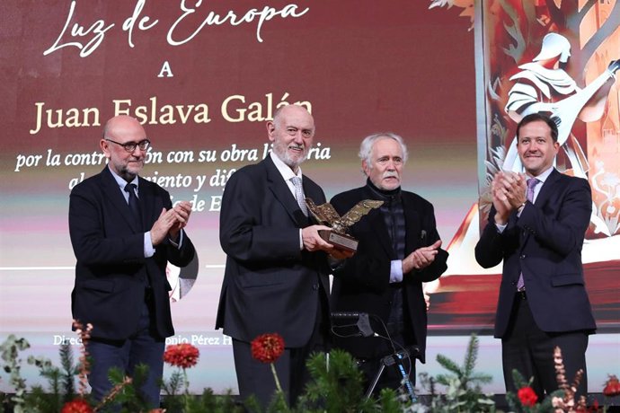 Toledo reconoce a Eslava Galán como referente universal de la novela histórica con el primer premio 'Toledo Luz de Europa'.