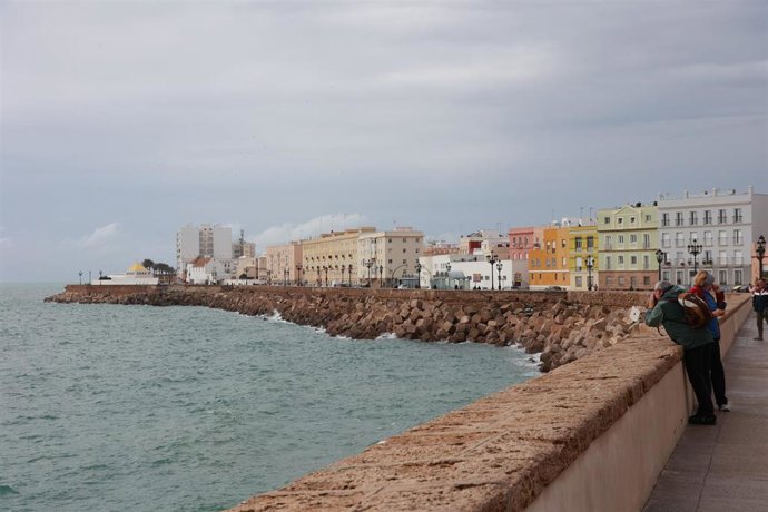 Archivo - Detalle de la ciudad de Cádiz tras la alerta naranja. Imagen de archivo. 