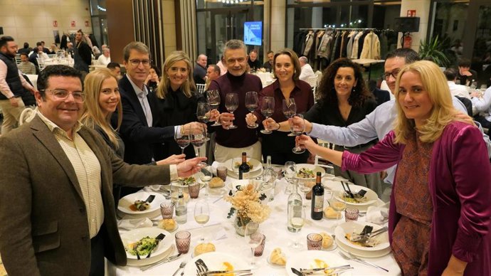 Brindis del PP de La Rioja en su cena de Navidad en la que han intervenido el presidente del partido en la región, Gonzalo Capellán, y el alcalde de Logroño, Conrado Escobar