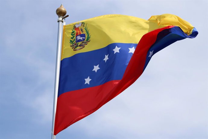 Archivo - 20 de junho de 2025, São Petersburgo, Rússia: A bandeira nacional da República do Equador tremulando ao vento em um mastro em São Petersburgo, Rússia.