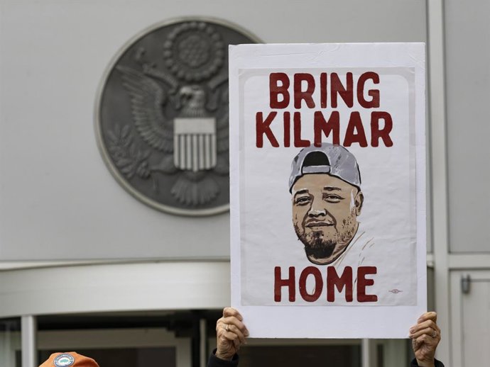 November 20, 2025, Greenbelt, Maryland, USA: A supporter of Kilmar Abrego Garcia holds a A’Bring Kilmar HomeÓ sign outside the Maryland US District Court where a judge will hear arguments on whether Garcia should be deported to Liberia or released from im