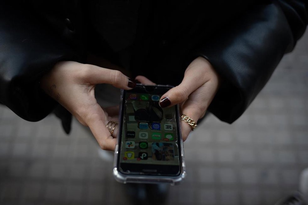 Archivo - Una persona usa el teléfono móvil,
