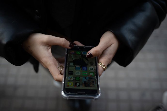 Archivo - Arquivo - Uma pessoa usa um telefone celular em 1º de fevereiro de 2024 em Barcelona, Catalunha (Espanha). Em 30 de janeiro, o governo catalão aprovou instruções que regulamentam o uso de dispositivos móveis em salas de aula de escolas e faculda