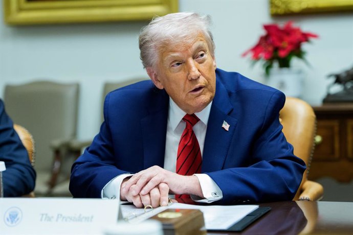 10 de dezembro de 2025, Washington, Distrito de Columbia, EUA: O presidente dos Estados Unidos, Donald J. Trump, faz comentários em uma mesa redonda com executivos de empresas de alta tecnologia na Sala Roosevelt da Casa Branca em Washington, DC, EUA, na 