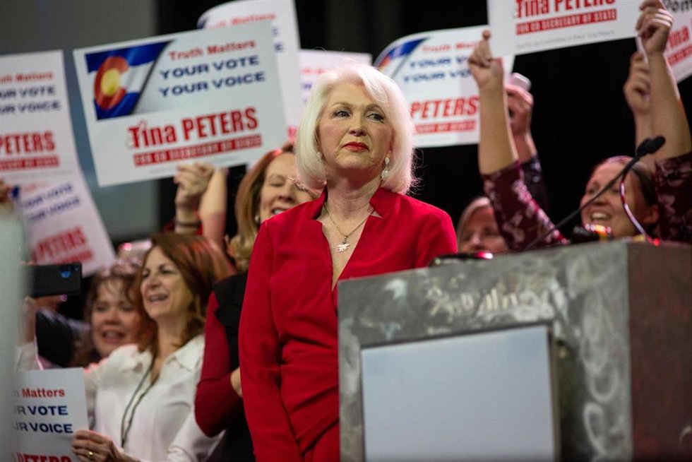 Archivo - La exsecretaria del condado de Mesa (Colorado, EEUU) y republicana Tina Peters, condenada por manipular máquinas de votación en las elecciones de 2020