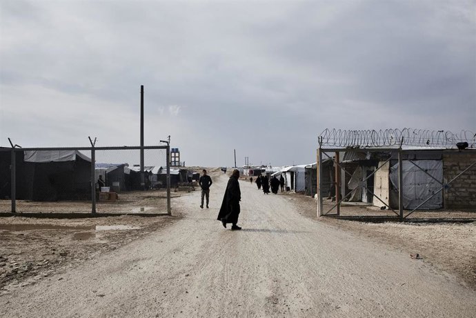 Archivo - Un acceso del campamento de desplazados de Al Hol, que acoge a familiares de miembros de Estado Islámico, en el noreste de Siria