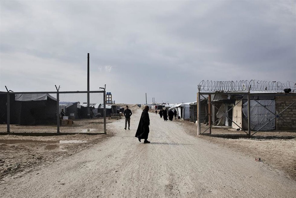 Archivo - Un acceso del campamento de desplazados de Al Hol, que acoge a familiares de miembros de Estado Islámico, en el noreste de Siria