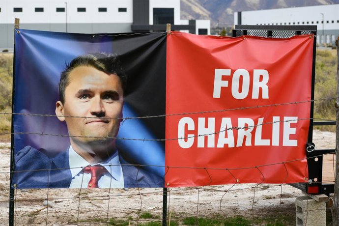 Archivo - October 25, 2025, Spanish Fork, Utah, USA: A banner featuring CHARLIE KIRK stands in front of Utah County Jail where alleged assassin TYLER ROBINSON remains in custody, charged with aggravated murder in the fatal shooting. His in person hearing 