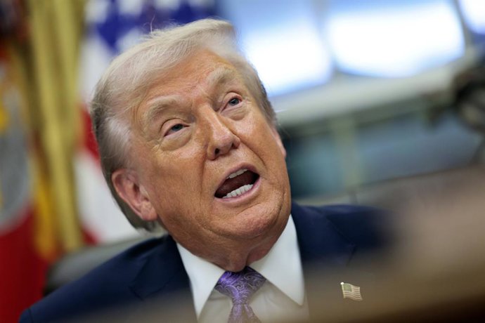 11 de dezembro de 2025, Washington, Distrito de Columbia, EUA: O presidente dos Estados Unidos, DONALD J TRUMP, faz comentários durante uma cerimônia de assinatura sobre inteligência artificial no Salão Oval da Casa Branca em Washington, D.C.