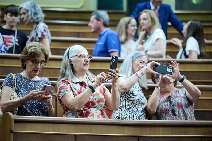 Archivo - Un grupo de visitantes hacen fotografías, durante la Jornada de puertas abiertas en el Congreso de los Diputados, a 13 de junio de 2025, en Madrid (España). El Congreso de los Diputados abre hoy y mañana sus puertas al público para celebrar el a