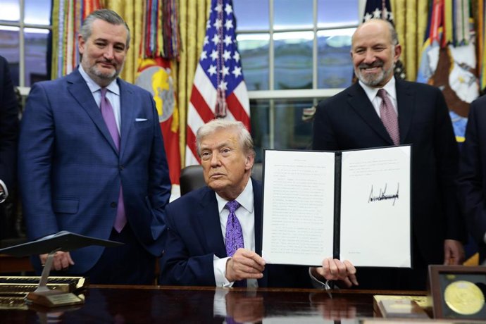 El presidente de Estados Unidos, Donald Trump, sostiene una orden ejecutiva sobre inteligencia artificial en la firma oficial del documento, celebrada en el despacho oval de la Casa Blanca