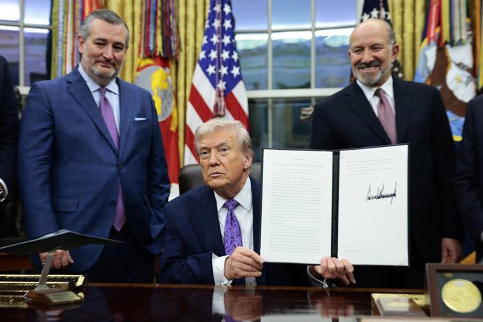 11 de dezembro de 2025, Washington, Distrito de Colúmbia, EUA: O presidente dos Estados Unidos, Donald J. Trump, ao centro, segura a ordem executiva assinada com o senador americano Ted Cruz (republicano do Texas), à esquerda, e o secretário de Comércio d