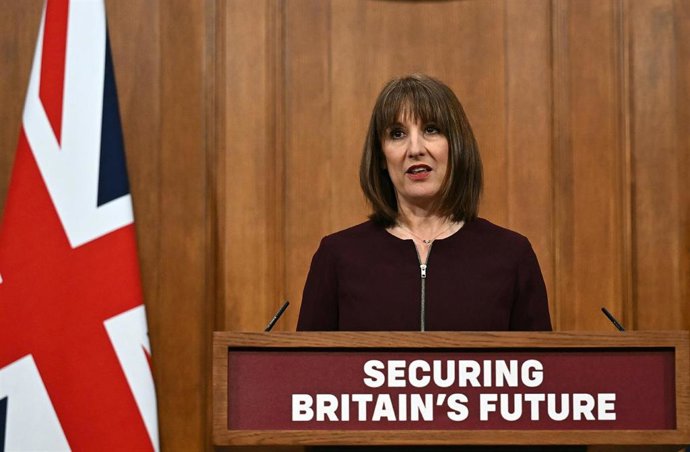 Archivo - 26 March 2025, United Kingdom, London: British Chancellor of the Exchequer Rachel Reeves speaks during a press conference at the Downing Street Briefing Room in London, following her delivery of the spring statement to MPs at the House of Common