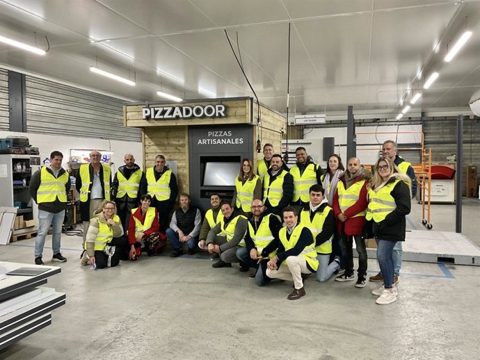 Hosteleros españoles visitan la sede donde se fabrica el Pizzadoor, Pizzería automática